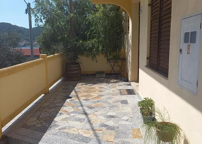 Apartment By The Sea Supetarska Draga - Gornja, Rab - 22719 *